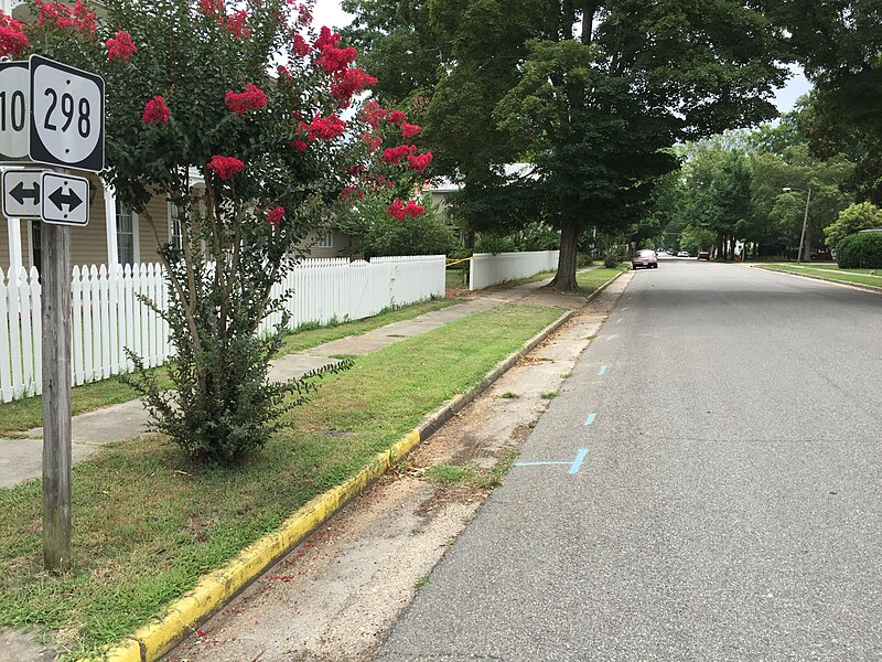 File:2017-07-05 12 17 53 View southeast along Virginia State Route 298 (Lee Street) at 9th Street in West Point, King William County, Virginia.jpg