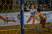 Deutsch: Beach Handball Champions Cup 2018 in Catania (ITA); Tag 3: 3. November – Frauen, Überkreuz-Platzierungsspiel 9-16: Beach Bazis Schleissheim (GER) - London Angels Handball Club (GBR) 2:0 (20:6, 28:9) English: 2018 Beach Handball Champions Cup in Catania (ITA; Day 3: 3 November – Women's Placement Match Cross Matches 9-16: Beach Bazis Schleissheim (GER) - London Angels Handball Club (GBR) 2:0 (20:6, 28:9)