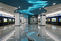 桂花西路站采用波浪蓝带配水墨画装饰板，如沉浸于富春山水画中。