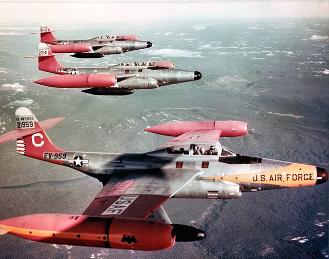 飛行するF-89D-45-NO52-1959/52-2141/52-2138号機(1952年撮影)