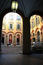 Luxury shops in the 15th century courtyard of the Palazzo Talenti, in Milan's central via Verdi 6331 - Palazzo Talenti - Cortile quattrocentesco al n. 6 - Foto Giovanni Dall'Orto , 14-Feb-2008.jpg