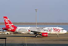 Un Airbus A320-200 di AirAsia in livrea celebrativa per il 100° aereo.