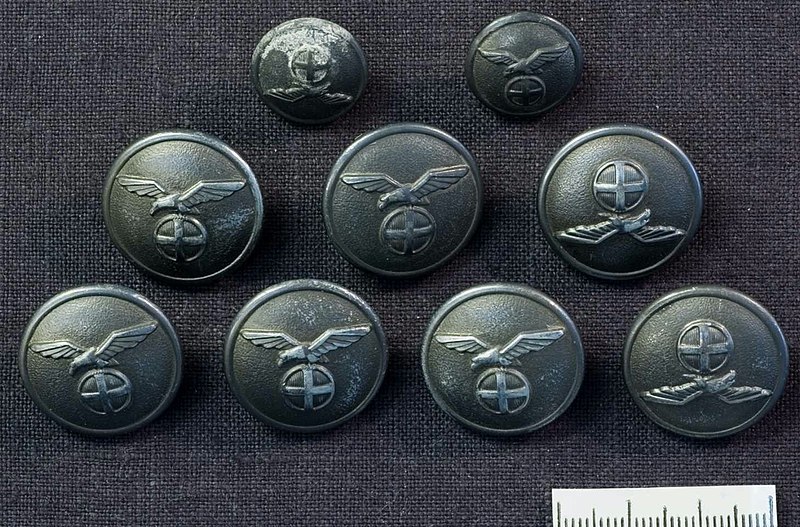 File:AM.020077 Nasjonal samling NS uniformsknapper med NS solkors og ørn (solørnen) (uniform buttons with emblem of the Norwegian Nazi party during WW2) (Knappar 1940-45, Norge, av metall) Armémuseum Sweden CC BY cropped.jpg