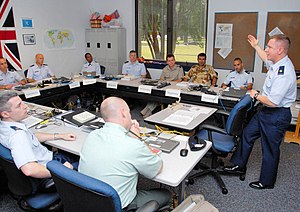 Pilotkomando- kaj Staff College-trajnoj strategiaj gvidantoj ĉe Maxwell AFB Alabama.jpg