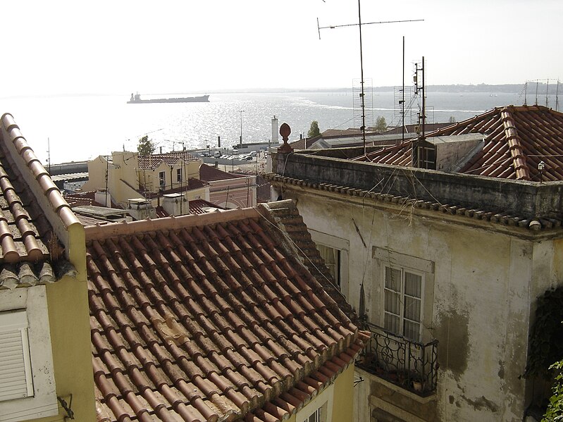 File:Alfama (by Awersowy) 21.jpg