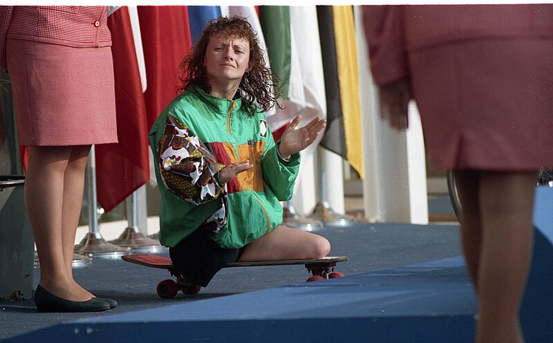 File:Anne Currie at the medal ceremony of 1992 Paralympic Games.jpg