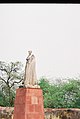 1911–1916இல் இந்தியத் தலைமை ஆளுநராக இருந்த சார்லசு ஆர்டிங் பிரபுவின் சிலை