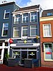 Winkel met bovenwoning