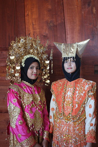 File:Around Bukittinggi, Istano Silinduang Bulan, Minangkabau costumes (6950084523).jpg