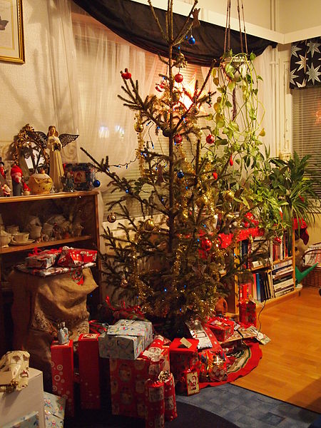 File:At Teijas, heaps of presents (5300961866).jpg