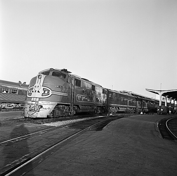 File:Atchison, Topeka, and Santa Fe, Diesel Electric Passenger Locomotive No. 14, Left Side (15657424721).jpg