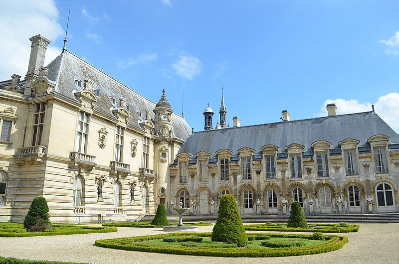 File:Autre côté du château de Chantilly.JPG