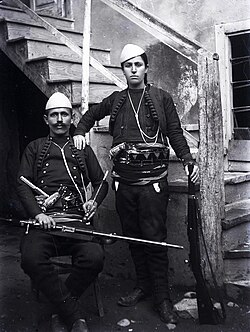 Shote Galica (oik.) ja hänen puolisonsa Azem Galica (vas.) valokuvassa vuoden 1920 paikkeilta