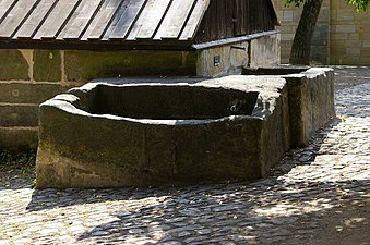 La fontaine dans la cour intérieure témoigne de nombreuses années d'utilisation