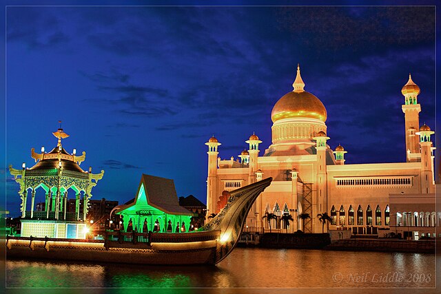 Image: Bandar Seri Begawan Mosque at dusk