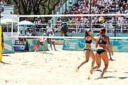 Deutsch: Beachvolleyball bei den Olympischen Jugendspielen 2018; Tag 9, 15. Oktober 2018; Mädchen, Viertelfinale: USA-Spanien 2–1 (21–19/17–21/15–9) English: Beach volleyball at the 2018 Summer Youth Olympics at 15 October 2018 – Girls Quarterfinals: USA-Spain 2–1 (21–19/17–21/15–9)