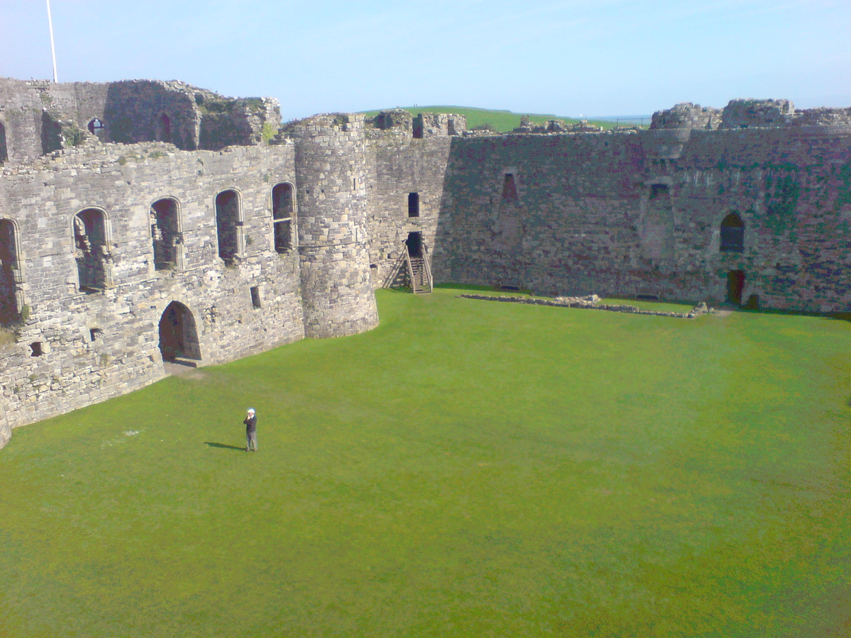 Castle 10. Замок Бомарис реконструкция. Кастеллология. Тюрьма в Бомарис. Всадник проезжает из крепости а в крепость.