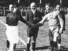 Fotografia in bianco e nero di due giocatori di calcio che stringono la mano.