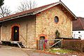 Nebengebäude zum Bahnhof von Benediktbeuern, Landkreis Bad Tölz-Wolfratshausen, Regierungsbezirk Oberbayern, Bayern. Als Baudenkmal unter Aktennummer D-1-73-113-8 in der Bayerischen Denkmalliste aufgeführt.