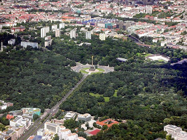 Großer Tiergarten in the centre, with the narrow long Kleiner Tiergarten at the upper edge.