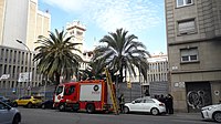 Bombers de Barcelona fent un servei al carrer Balmes davant de l'escola Poeta Foix.
