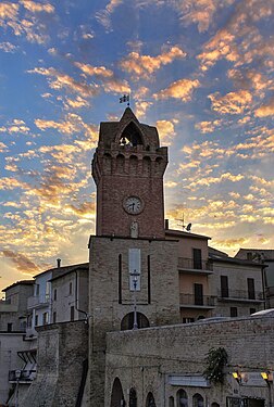 Brillanti nuvolette sulla Torre Autore: Firmani Loredana Licenza: CC BY-SA 4.0