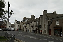Дебаты в Шотландии, касающиеся определения родного города садовника Вилли, завершились, когда в одном из эпизодов было подтверждено, что он был родом из города Керкуолл (на иллюстрации)