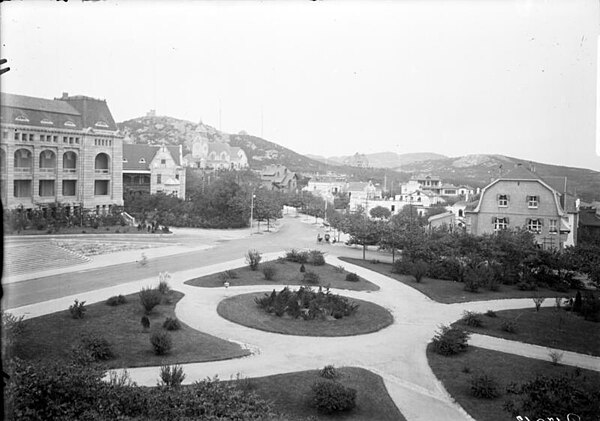 Diederichsweg [Diederichs Lane] at Tsingtao, in front of colonial government building, 1913