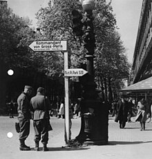 New signs show way to German headquarters of Greater Paris, 1940 (Bundesarchiv)