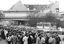 10 november 1989, lange rijen voor grensovergang Friedrichstraße één dag na de val van de Berlijnse muur.