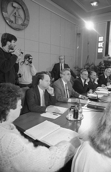 File:Bundesarchiv Bild 183-1990-0122-023, Berlin, Egon Krenz bei Rundem Tisch.jpg