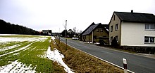 Das Haus links der Straße gehört noch zu Büscherheide, damit zu Niedersachsen, rechts der Straße ist Nordrhein-Westfalen.