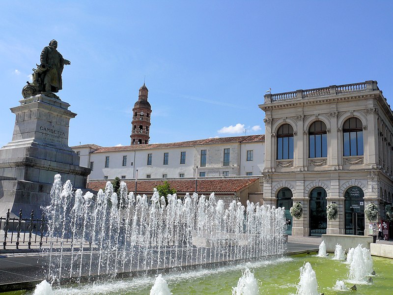 File:Cahors - place François-Mitterrand -313.jpg