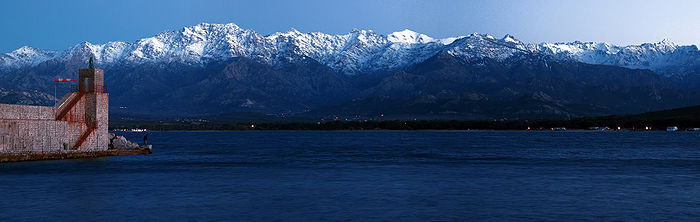 Chaîne montagneuse vue depuis Calvi. À droite, le Monte Cinto et la Punta Minuta.