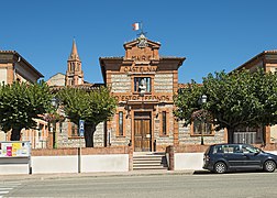 Mairie de Castelnau-d'Estrefond (1901), un des nombreux bâtiments publics construits au XIXe ou début du XXe siècle.