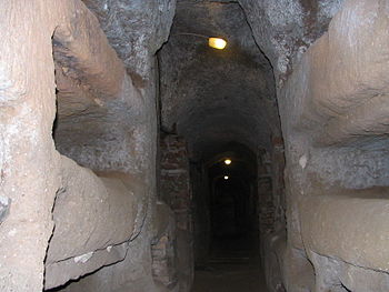 Käytävä hautakammioilla Calixtuksen katakombissa