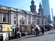 Iglesia Catedral de Santiago y en la izquierda la Parroquia del Sagrario.