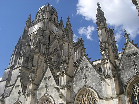 La cathédrale Saint-Pierre, remarquable édifice gothique au curieux clocher coiffé d'une calotte de plom
