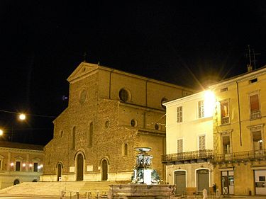 Faenza Cathedral, west front Cattedrale di Faenza di notte.JPG