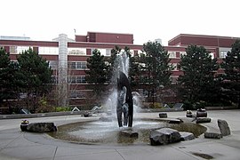 Central fountain of Seattle University shiatoruDa Xue noZhong Yang Pen Shui  - panoramio.jpg