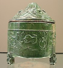 Keramikgefäß, gekrönt von einem heiligen Berg (Östliche Han)