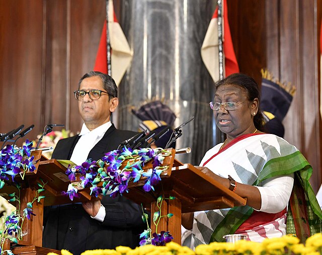 Chief Justice N. V. Ramana administering the oath of office to President-elect Murmu