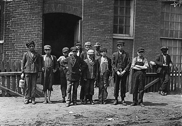 Group of workers in the Sagamore Manufacturing Company in August 1911 photographed by Lewis Hine