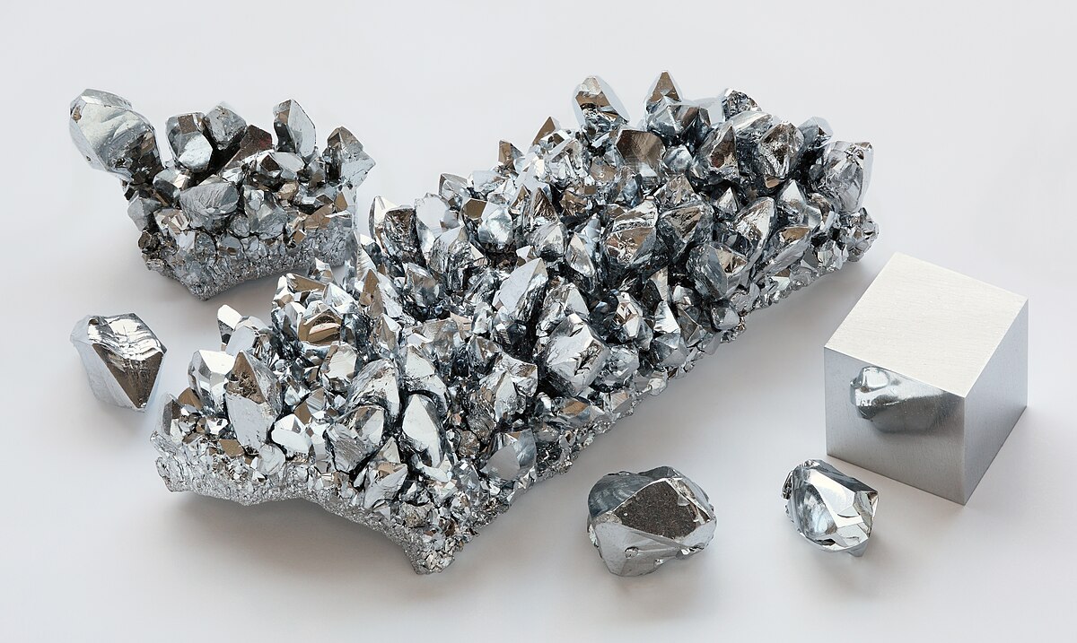 1200px-Chromium_crystals_and_1cm3_cube.jpg