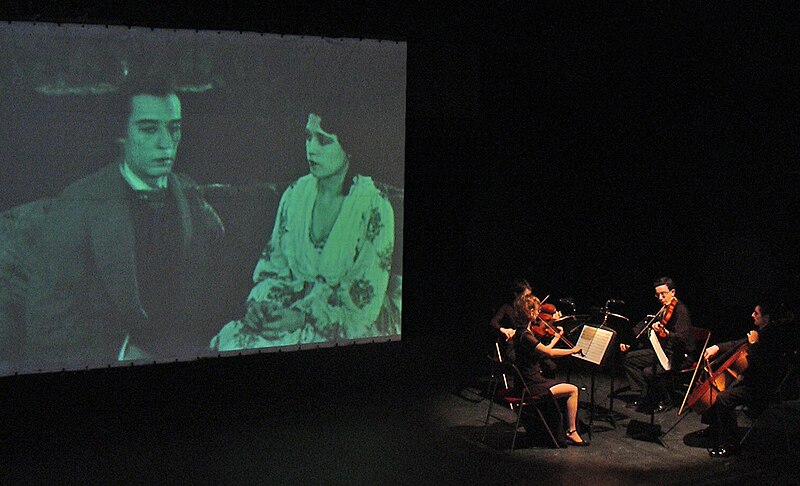 File:Ciné-concert - Accompagnement par le Quatuor Prima Vista du film silencieux "Le Mécano de la Générale" (The General (1926)).jpg