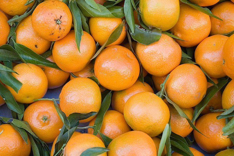 File:Clementines with leaves.jpg