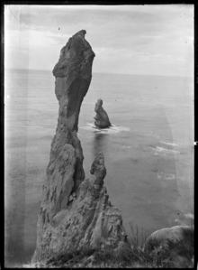 Photograph of rock formations near Puketeraki by Albert Percy Godber Coastal rock formations near Puketeraki, Otago ATLIB 294000.png