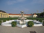 Grădinile palatului Schoenbrunn cu fântână Colin, portal de zăbrele și ziduri