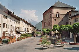 Grande place centrale de Conflans (Savoie).