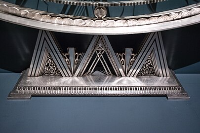 Сложные зигзаги - Ножка консольного стола работы Пола Фехера (около 1930 г.), металл, на временной выставке под названием «Эпоха джаза» в Кливлендском художественном музее.